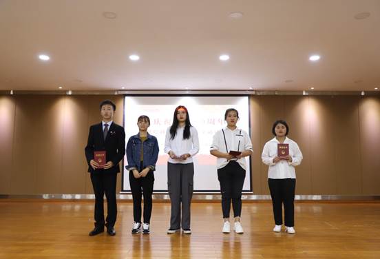 说明: 大媒记者  朱依琦 10.9   朗诵比赛   (8)