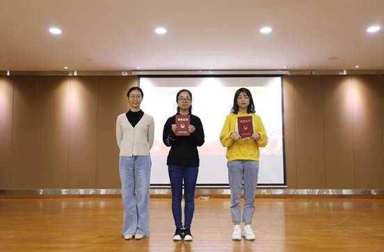 说明: 大媒记者  朱依琦 10.9   朗诵比赛   (3)